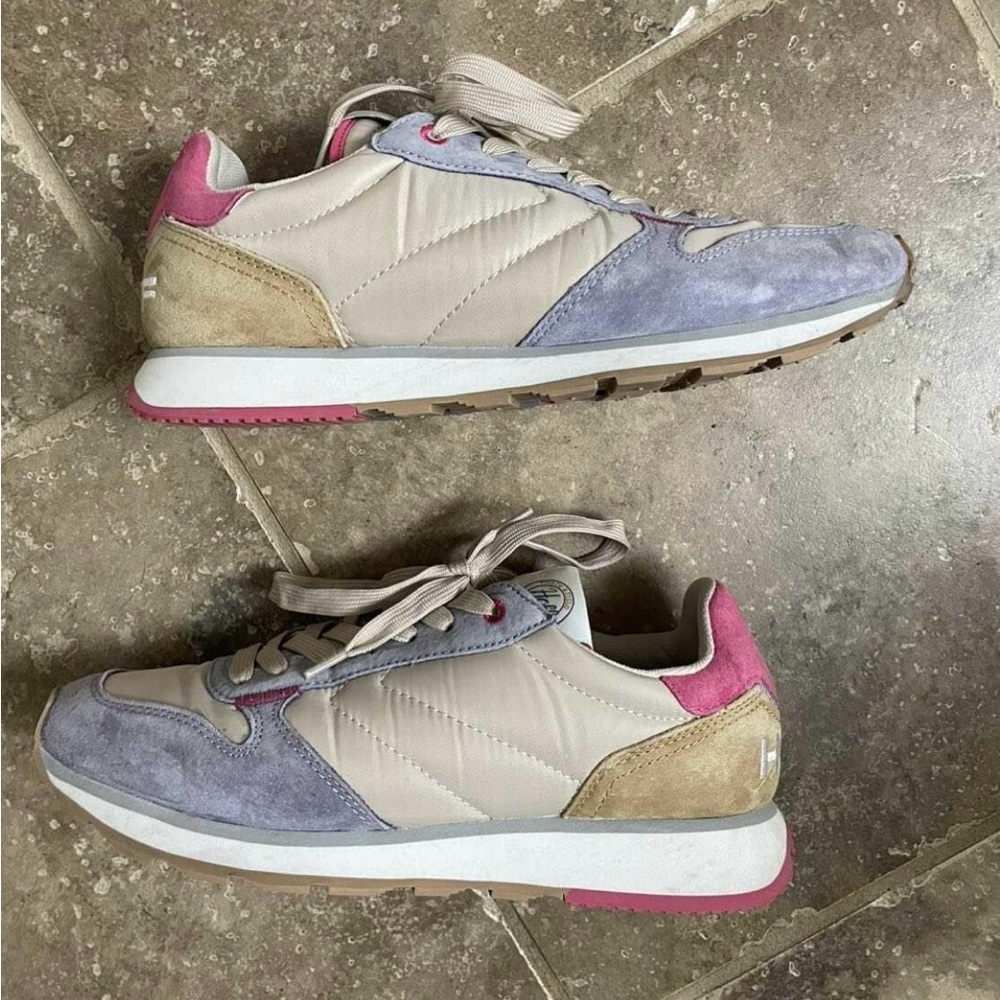Cream and Pink Retro-Inspired Sneakers with Suede Accents